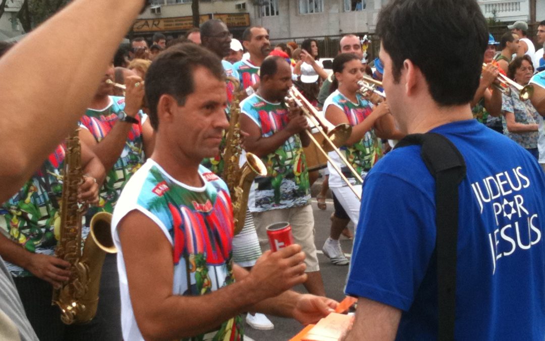 Igrejas montam diversos tipos de estratégias para evangelizar no Carnaval