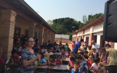 Série Dia das Crianças: Missionária do Paraguai realiza club da Bíblia com crianças carentes