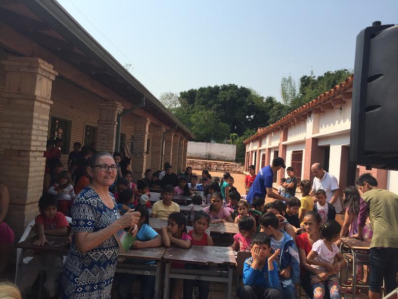 Série Dia das Crianças: Missionária do Paraguai realiza club da Bíblia com crianças carentes