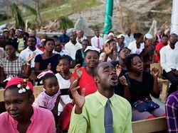 Após passagem de furacão Matthew haitianos louvam a Deus ao ar livre após igrejas serem destruídas
