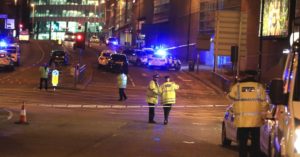 22mai2017-area-isolada-pela-policia-nas-proximidades-da-manchester-arena-em-manchester-apos-atentado-terrorista-1495500566787_956x500