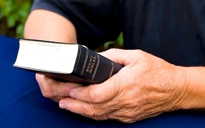 Diário de Missões: Cristão distribui clandestinamente Bíblias numa aldeia na Arábia e resultado é incrível