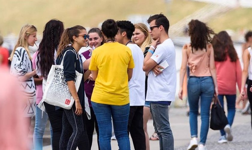 No Dia Nacional da França, mais de mil jovens se reúnem para evangelizar