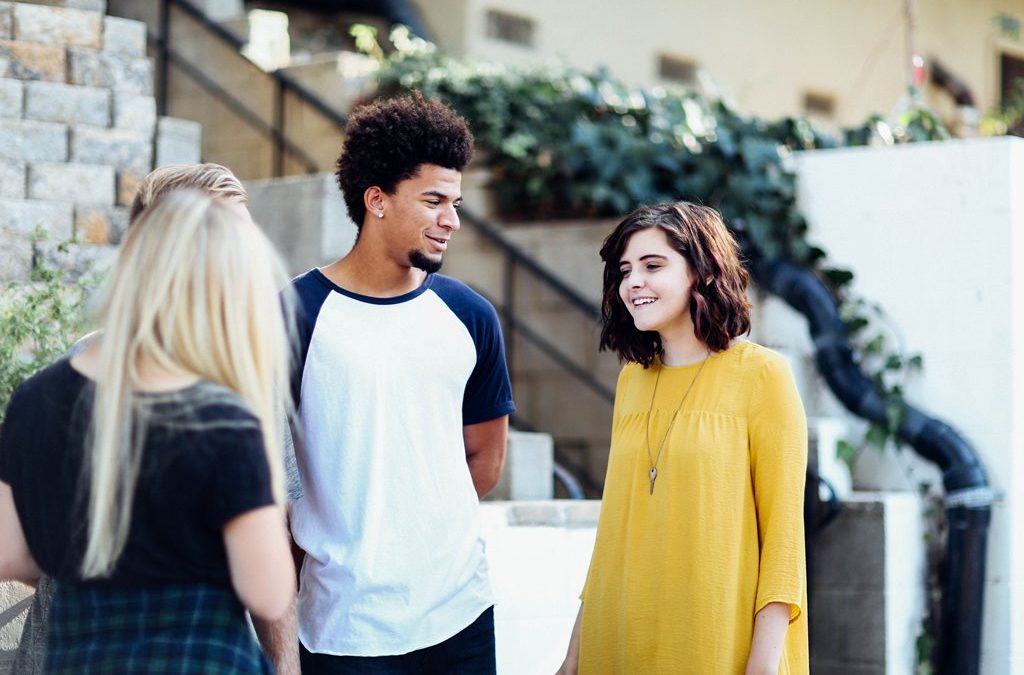 Quase metade dos jovens cristãos que frequentam igrejas acham errado fazer evangelismo